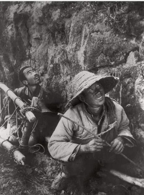 八路股长胸部炸伤，喉咙噗呲噗呲冒着血泡，再一看右腿也炸伤了