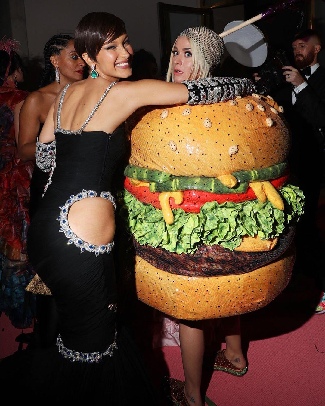 为什么欧美红毯造型那么夸张,国外惊人红毯