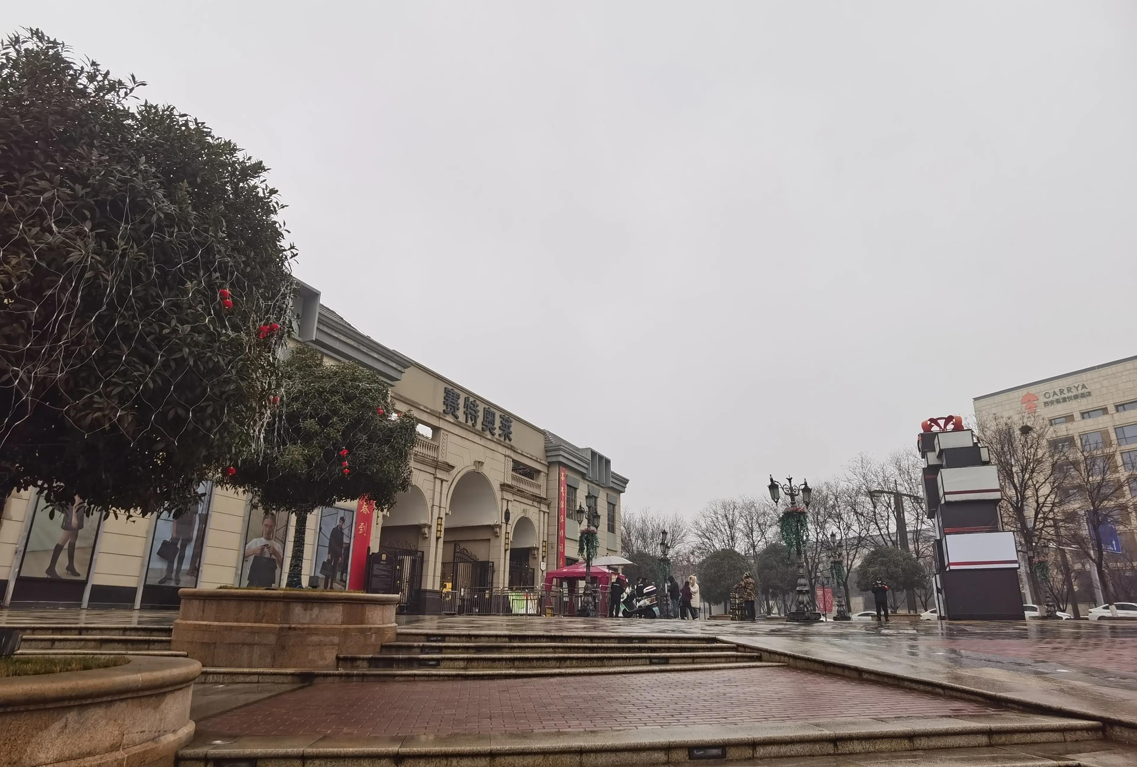 与砂之船奥莱相比，王府井赛特奥莱（临潼店）更高端一些