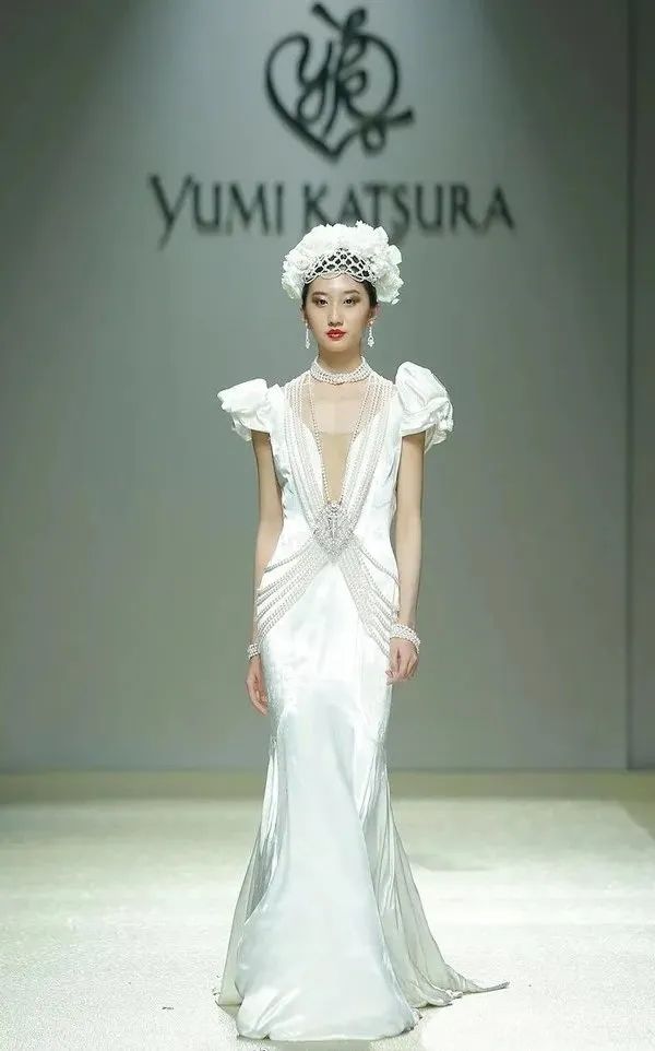 亚洲婚纱女王杀进内娱，女星们集体坐不住了