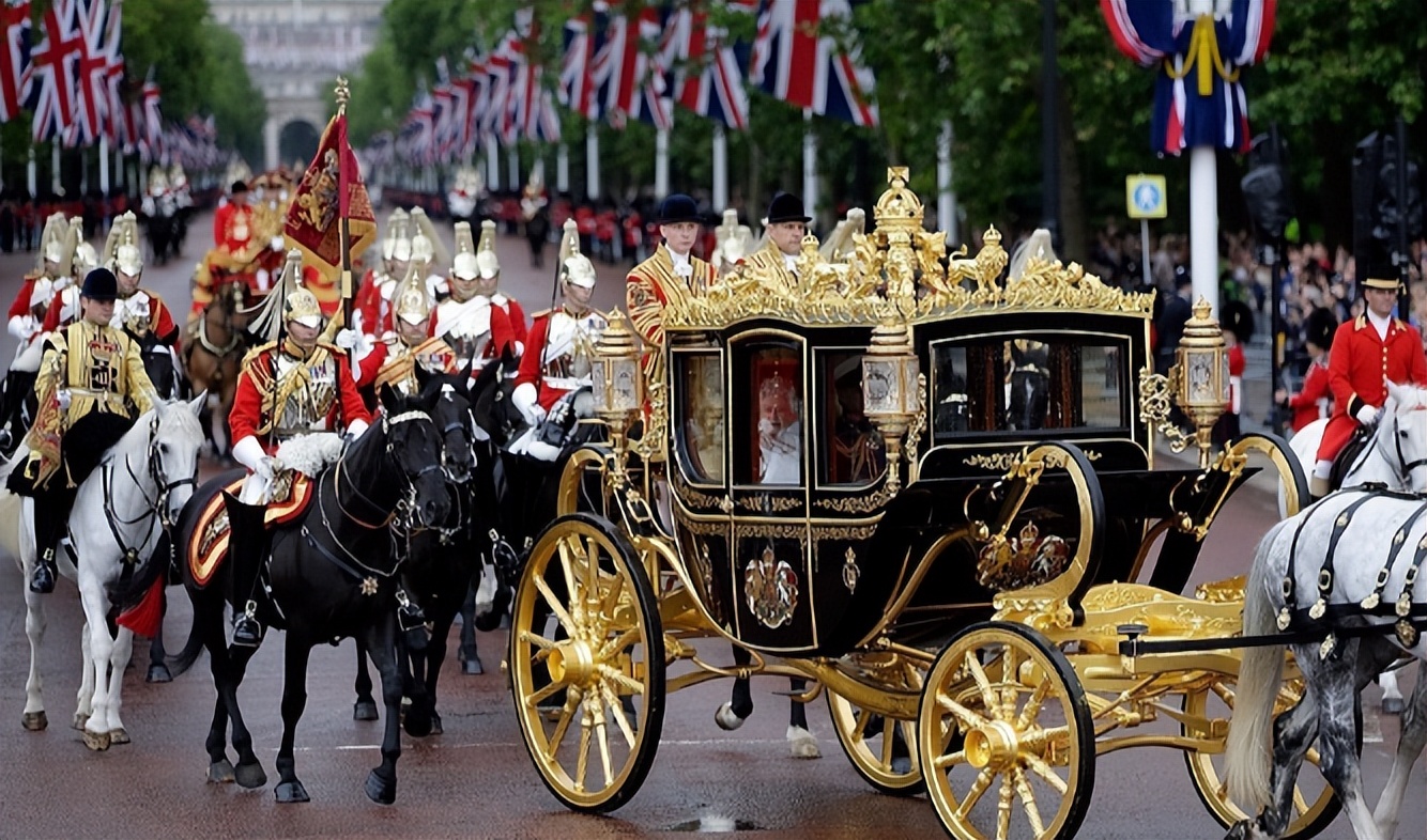 这一次的加冕礼，让“小三上位”的卡米拉，成了全世界的笑话