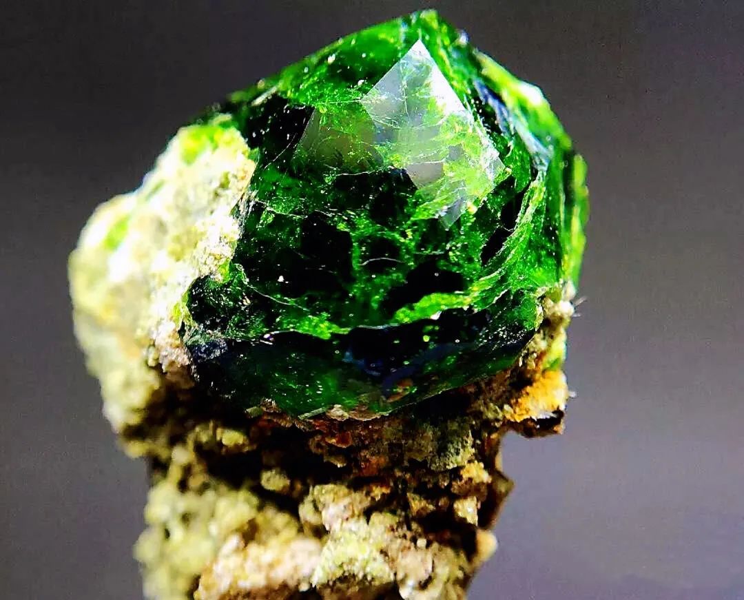 石榴石是什么档次的宝石,石榴石明星