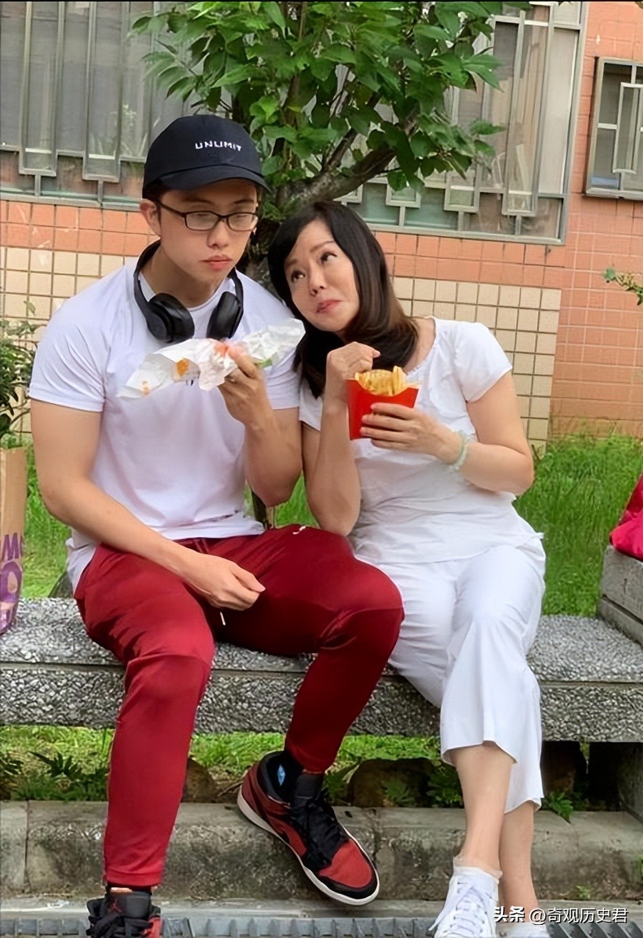 父女之间亲嘴的危害,父女亲脸拥抱违法吗