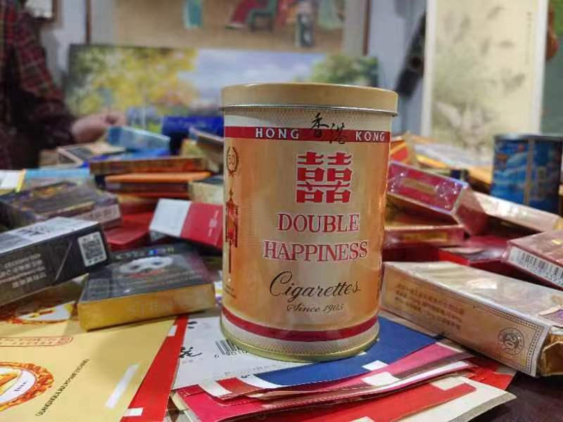 大连瓦房店：六旬艺师单江波收藏老烟盒万余件