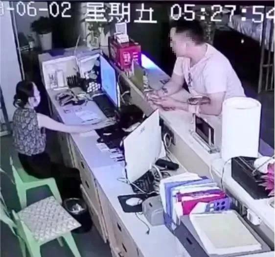 武汉一男子赤身裸体死在足疗店：这个女人让人心疼