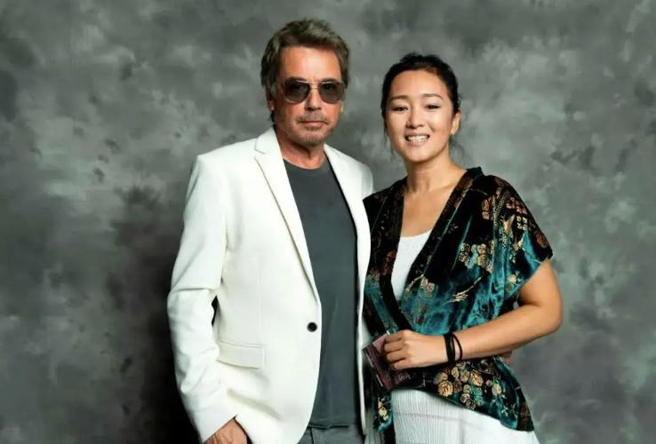 巩俐甘心嫁给70岁法国老头，成为他的第四任妻子，她为何这样选择