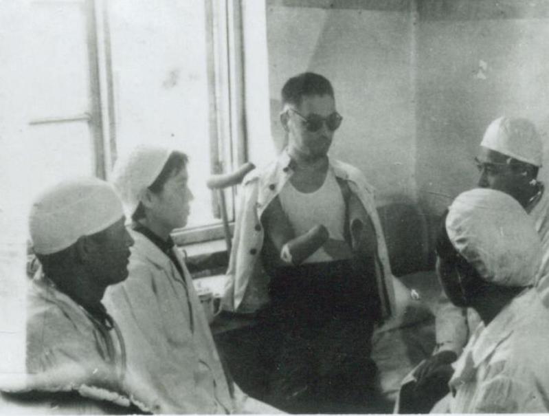 56年朱彦夫回乡后，母亲见他身体残缺吓一跳：让国家来照顾你吧