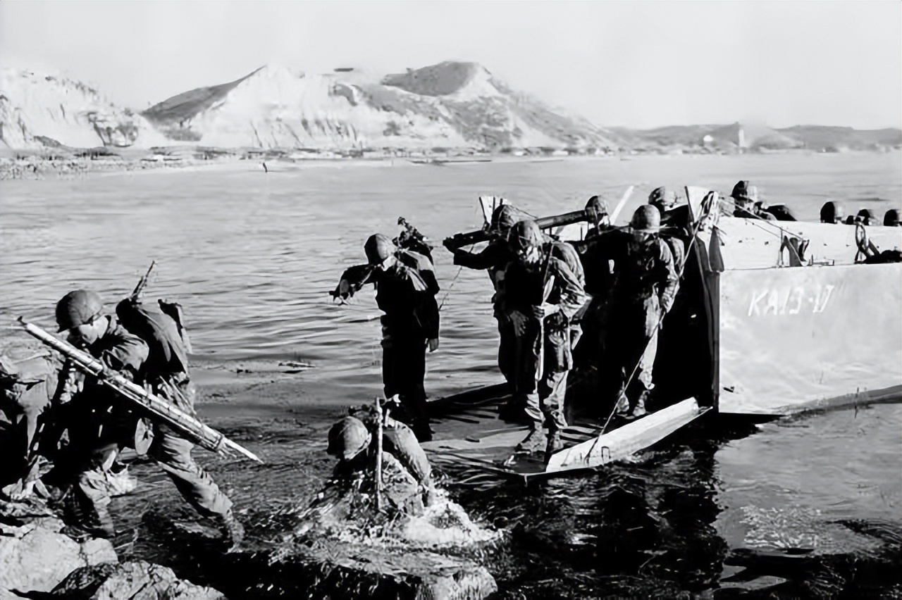 麦克阿瑟叫嚣投放原子弹,麦克阿瑟威胁使用核武器视频