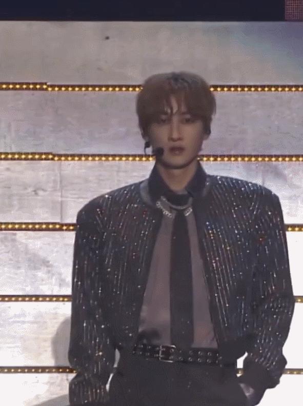 现在流行宽肩,韩国流行宽肩