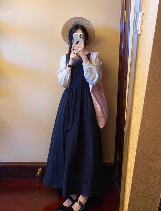 时尚潮流百搭垂感面料阔腿裤穿搭,蓝衬衣配藏蓝色阔腿裤慵懒风