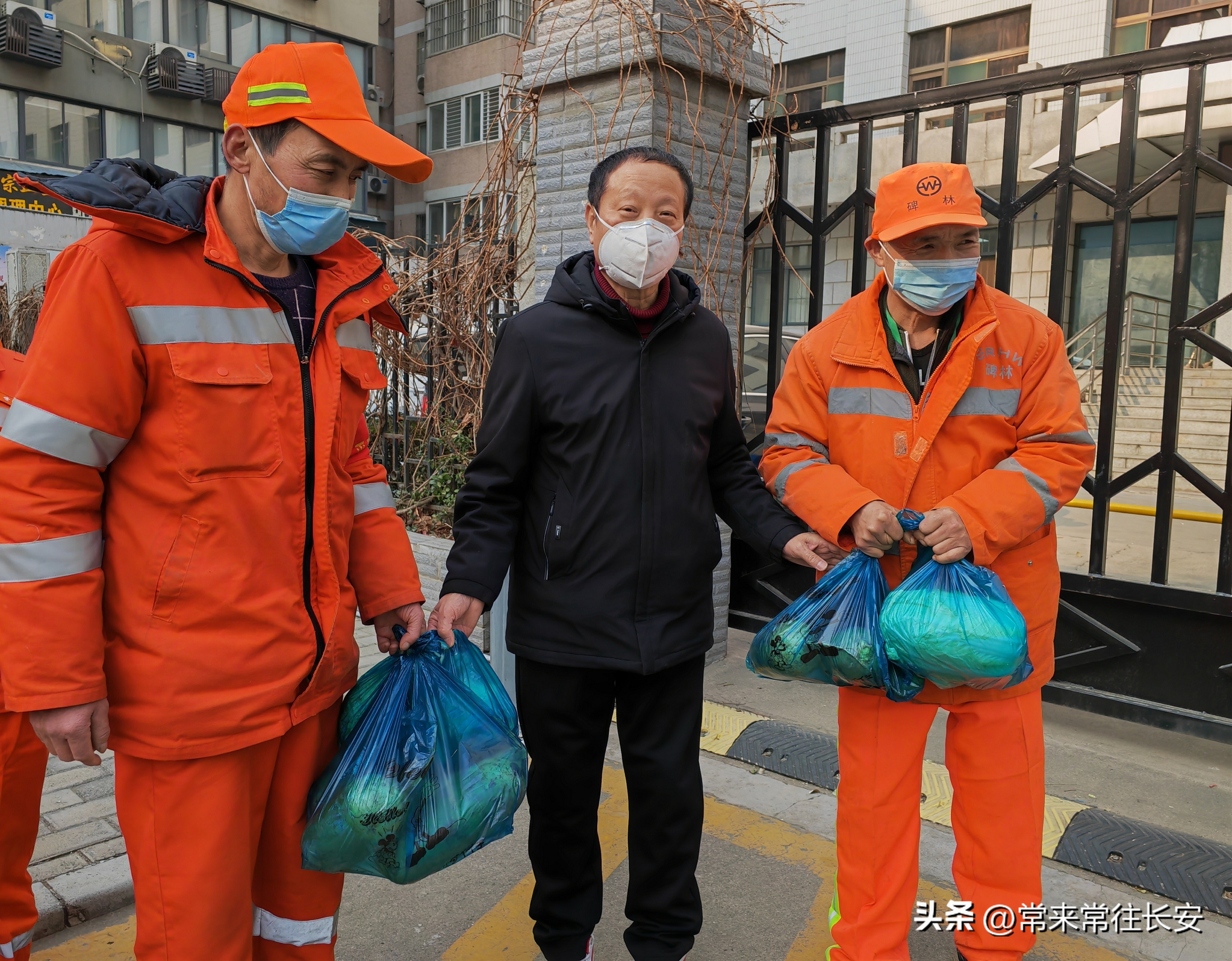 南院门蒲公英志愿者相互关守“白菜萝卜表示我一点心意”西安之声