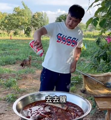 郑州李先生：全网最豪横的吃货，用茅台当料酒，五菱神车拉保险箱