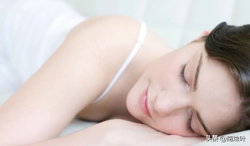 头发稀疏有什么办法让头发变浓密,头发自然卷又稀疏秃头怎么办