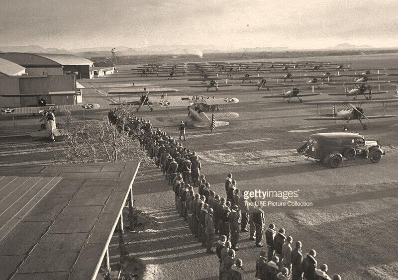 集中营惨状：30张老照片揭示妇女衣不遮体的悲惨命运！