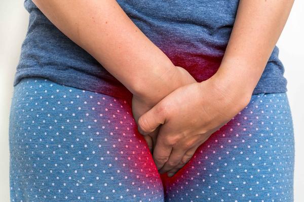 女人大姨妈有点发黑怎么回事,大姨妈来颜色鲜红正常吗