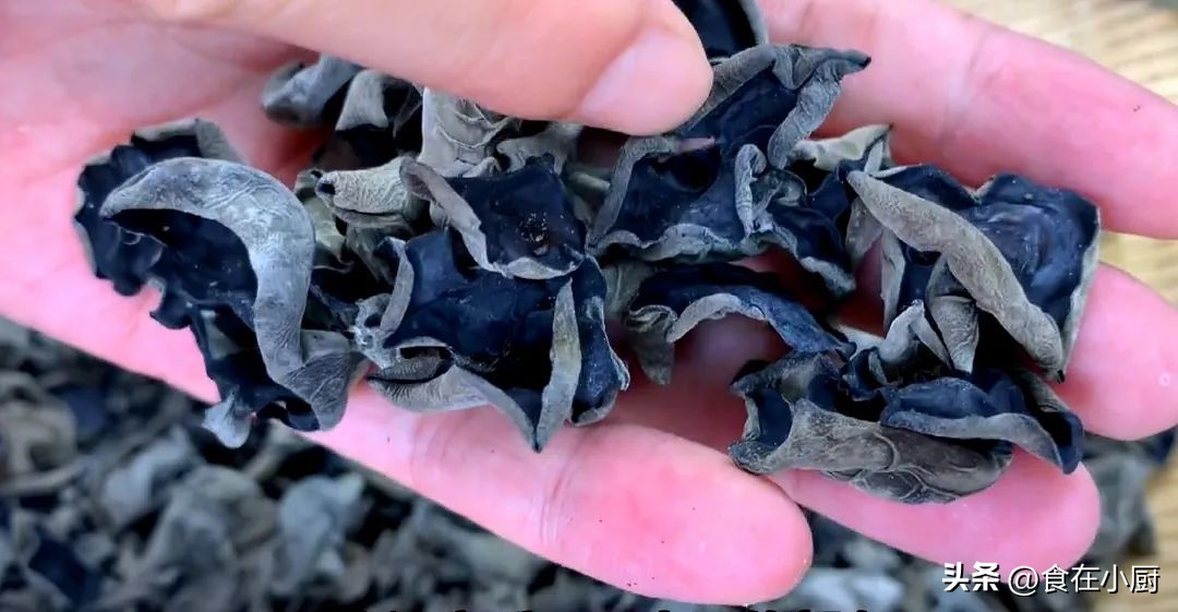 木耳怎么泡干净又快除虫卵,木耳上有很多黑点虫卵还能吃吗