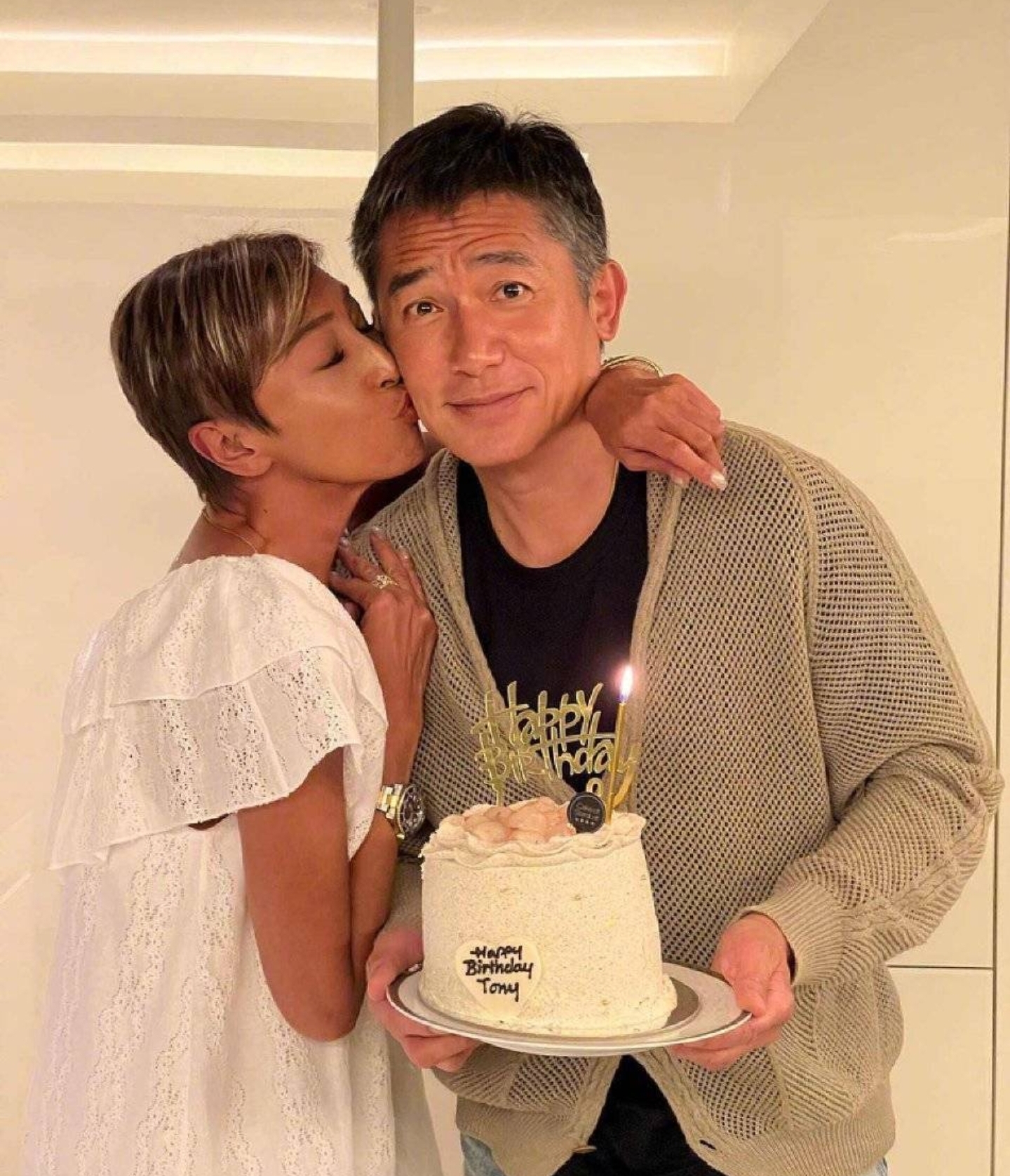 刘嘉玲帮梁朝伟庆生,刘嘉玲梁朝伟生日接吻