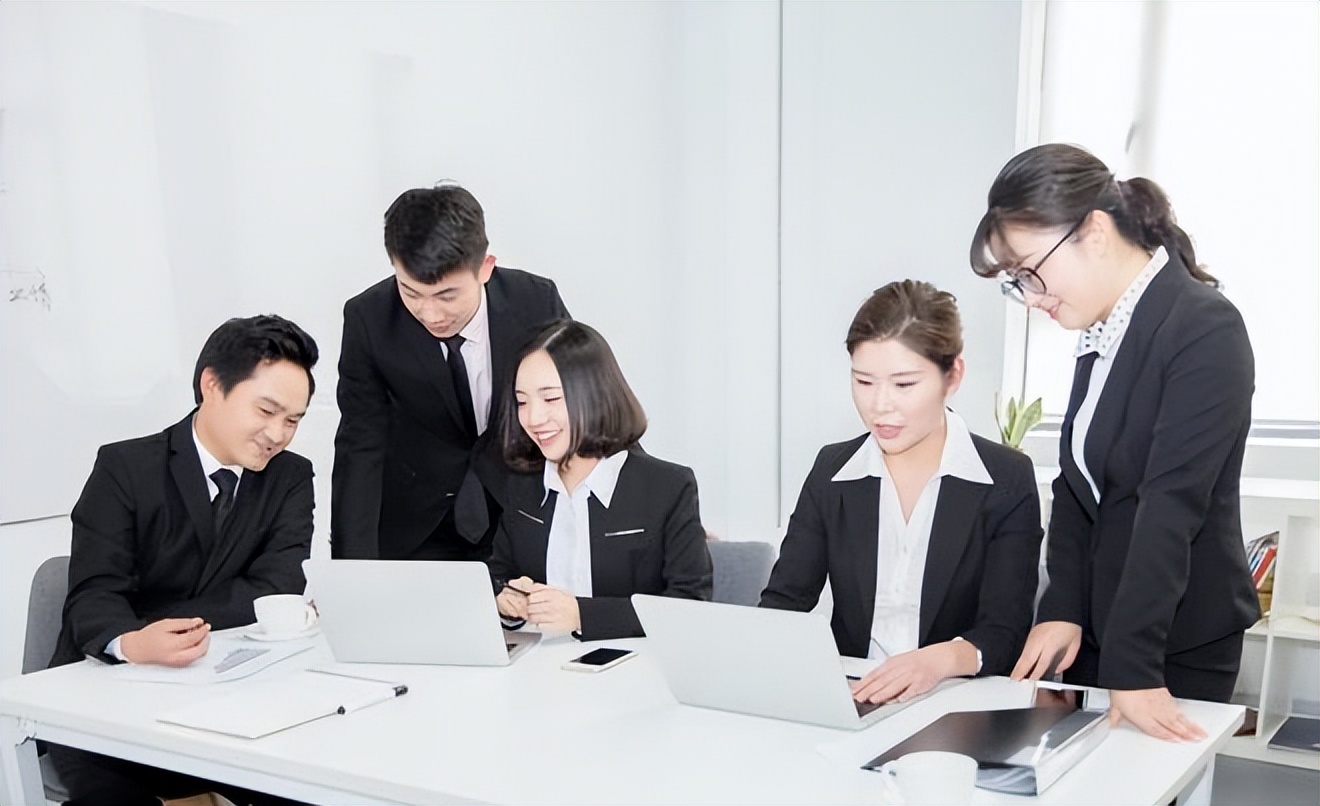 强制员工转发朋友圈，不发就扣钱，您认为过分吗？