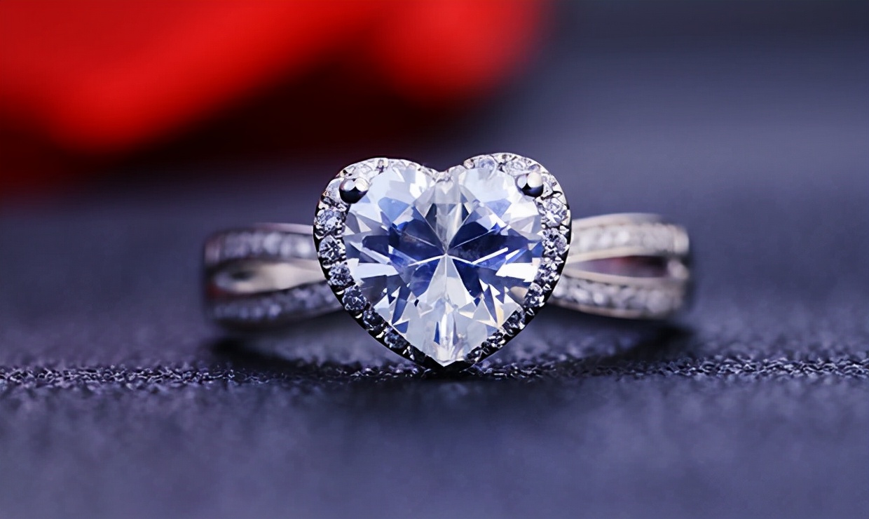 一个订婚的铂金钻戒要多少钱,铂金钻戒价格一般多少钱