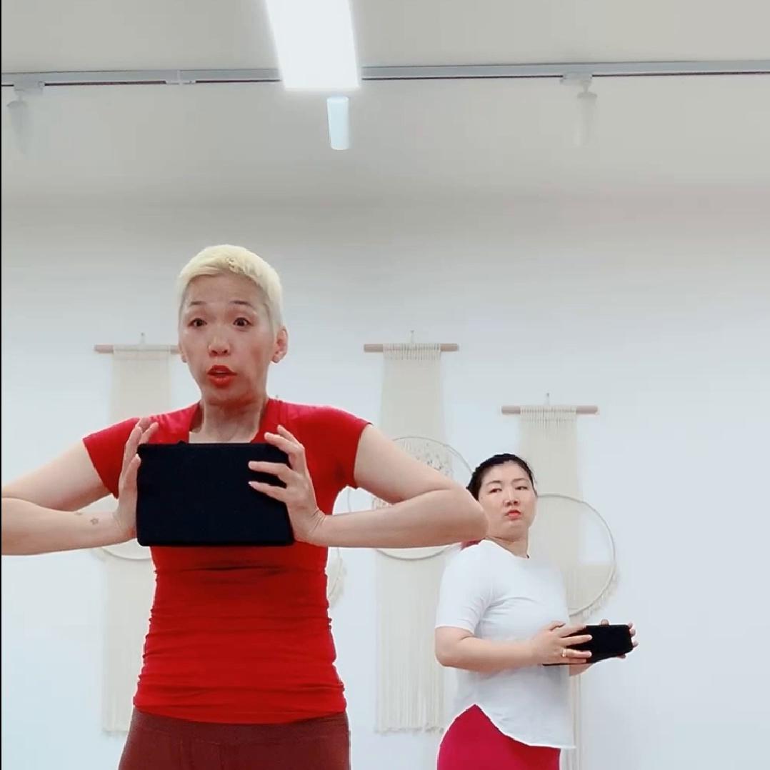 看看你训练时的样子,练习哪个动作能使僵硬身体变软