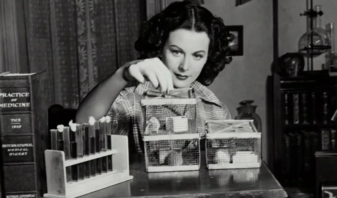 她是全球第一个全裸出镜的美女*星艳**,更是Wi-Fi之母、二战功臣