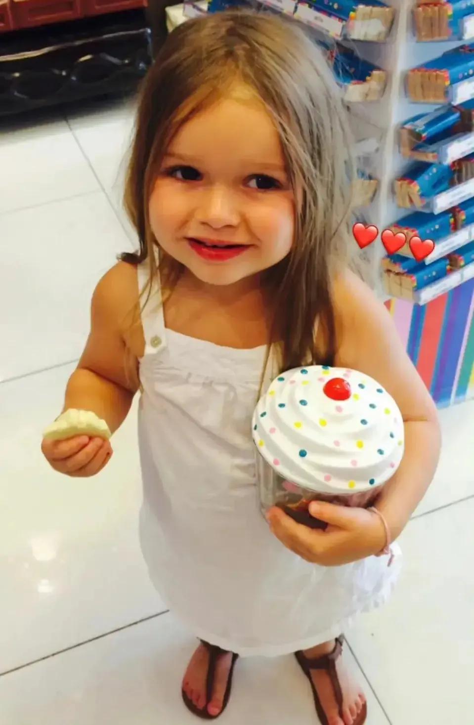 贝家小七12岁了！在Prada庆生得万元名牌包，打扮成熟是女版小贝