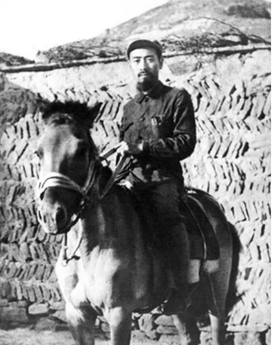 红军进攻被联络员叫停，团长大骂：他是叛徒