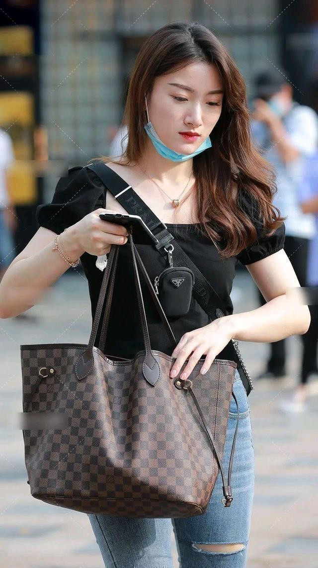 锥形牛仔裤时尚显瘦穿搭,流行的锥形裤这样搭配更显高显瘦