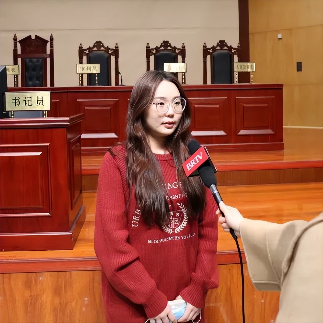 *载下**13000份简历出售，这样的同事可真“刑”！