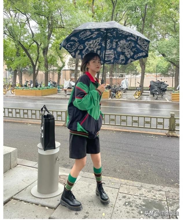 杨幂同款镂空马丁靴显腿粗吗,杨幂带火的鞋子素材