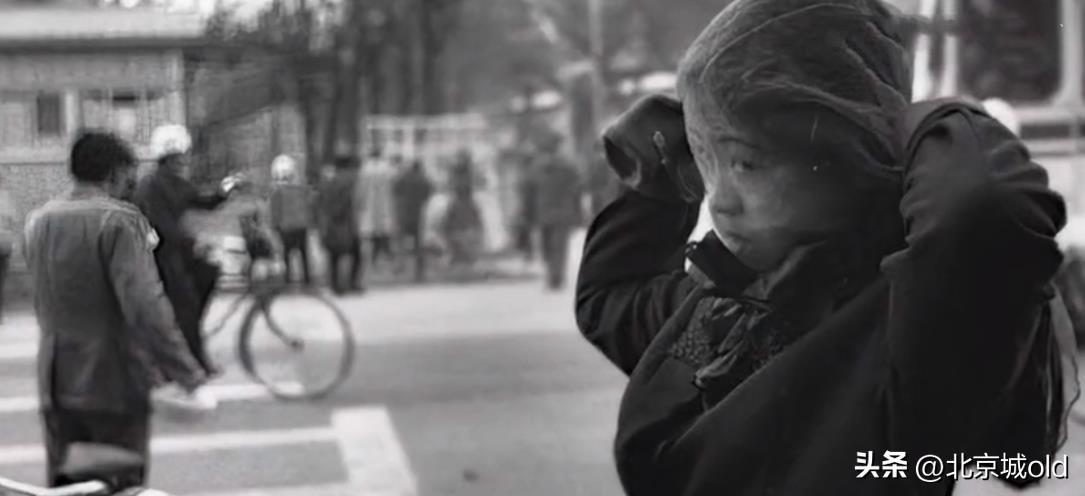 沙尘暴来袭整个城市一片朦胧,沙尘暴昏黄的景象