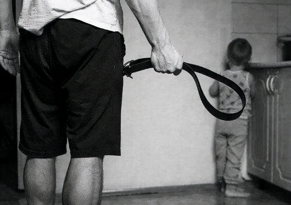 10年前,那个曾教3亿人疯狂英语,被曝家暴丑闻的李阳,如今怎样了