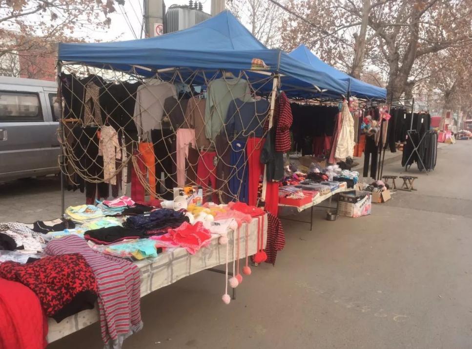 路边摊便宜的衣服哪来的,路边摊10元衣服从哪里来