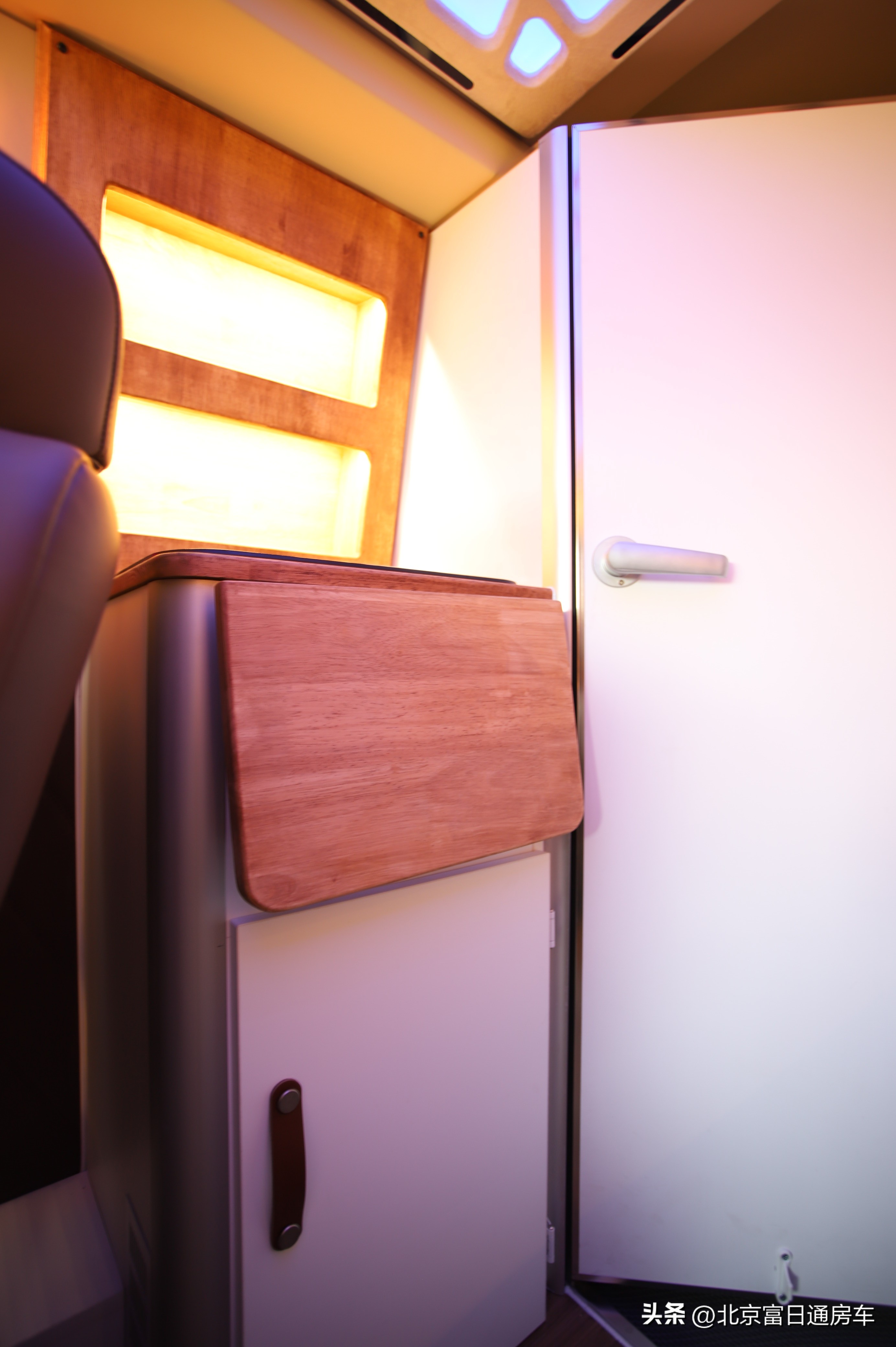 自带全封闭帐篷越野房车,模块化露营房车车长4米重500