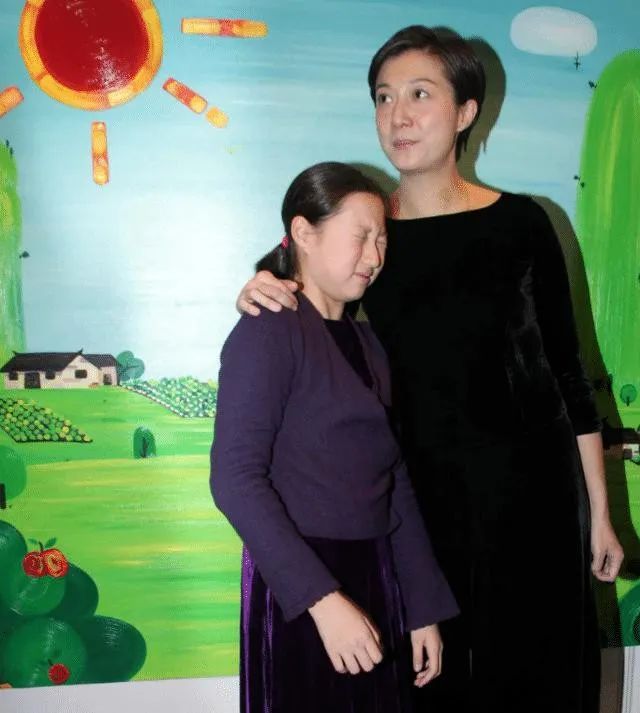 小龙女被爆在加拿大捡垃圾度日,小龙女加拿大街头捡垃圾