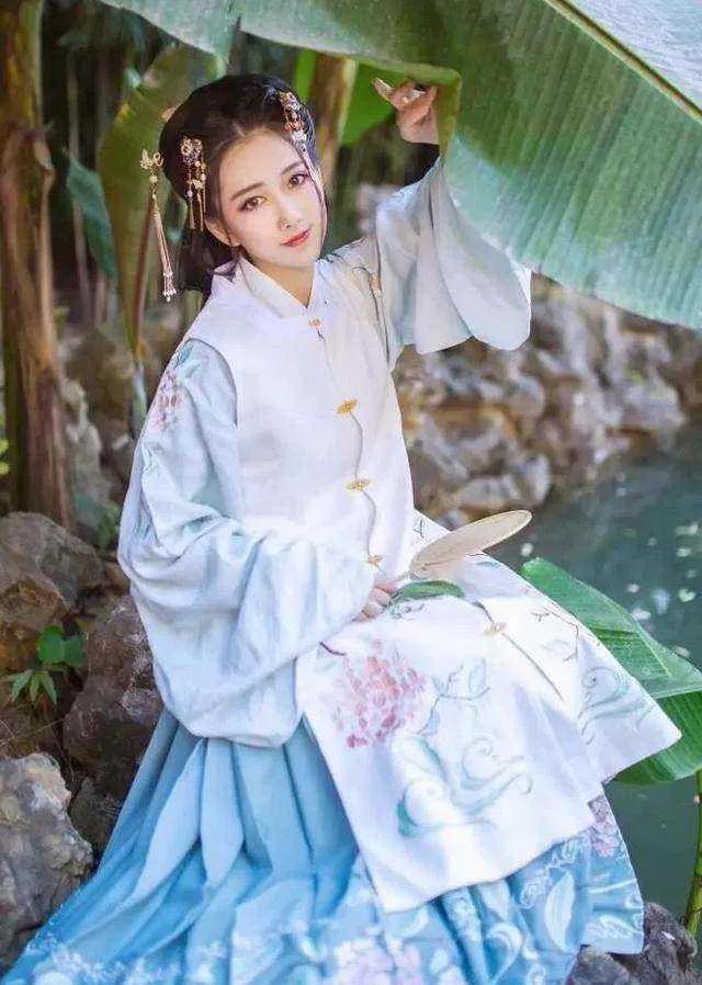 五十六个民族之柯尔克孜族服饰,五十六个民族服饰合集满族