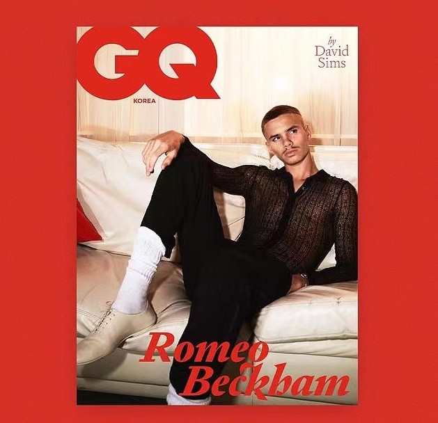 小贝19岁二儿子的模特广告曝光！穿蕾丝衬衫秀肌肉，八字胡贼滑稽