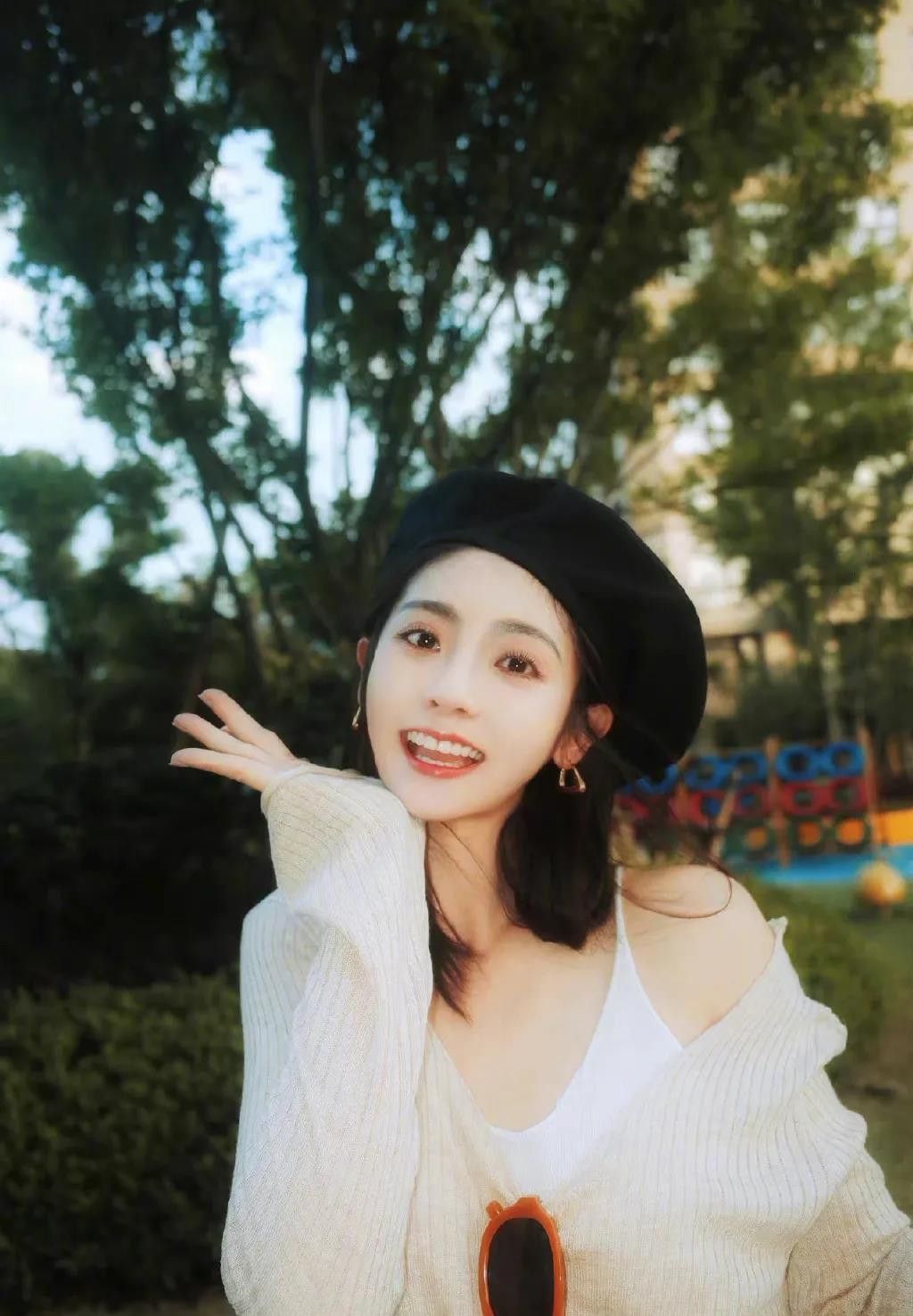 邢菲一袭白裙清新甜美,邢菲可爱少女照片