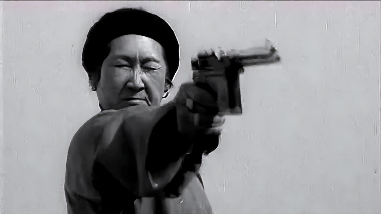 鬼子军官只用王八盒子？当然不是，其实枪套里另有乾坤