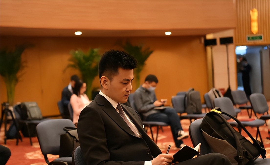 央视主持人严于信是哪里人,歌手严于信简介