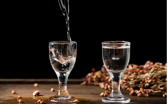 河北65岁赵大叔，收藏30斤散酒被取笑，15年后取出，众人沉默不语