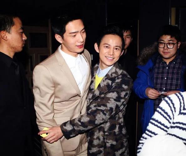 17年努力护着4个兄弟姐妹，最后却都离他而去，何炅老了，也累了