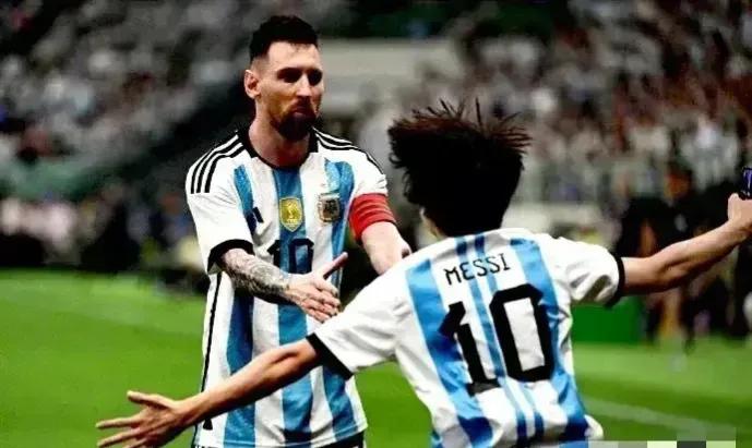 拥抱梅西少年,拥抱梅西少年道歉视频