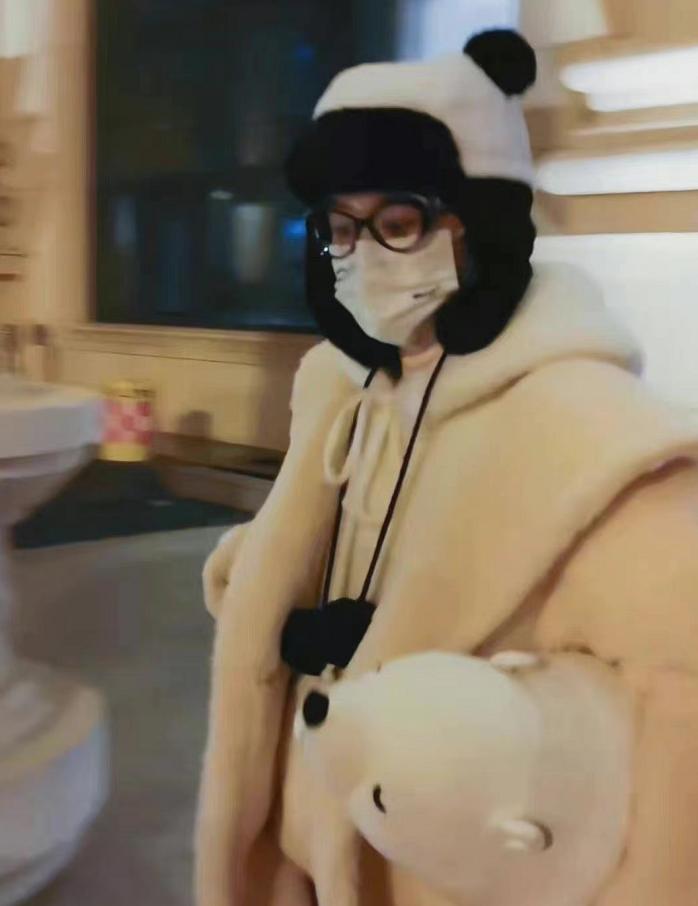 赵丽颖机场大衣,赵丽颖黑色带帽衣服