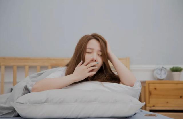 晚上睡觉的时候嘴发干是怎么回事,睡觉醒来嘴里发干发苦是怎么回事