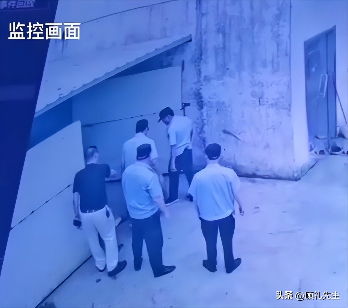 曝男子撞村长的狗被殴打后续,男子撞倒村长的狗遭殴打