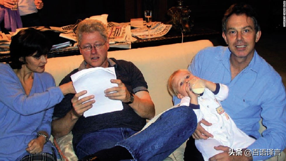 布莱尔一家六口罕见同框！180斤女儿全程光脚，长子是亿万富翁