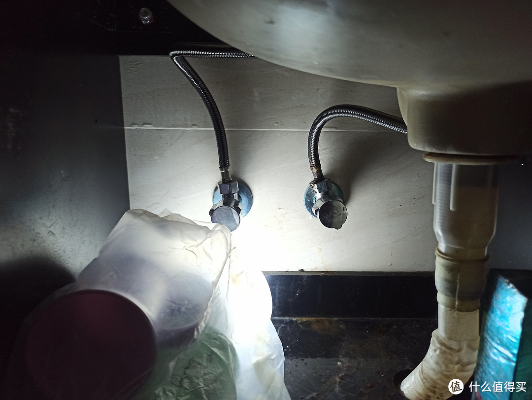 换洗手盆水龙头买什么工具,换洗手盆上面的水龙头教程