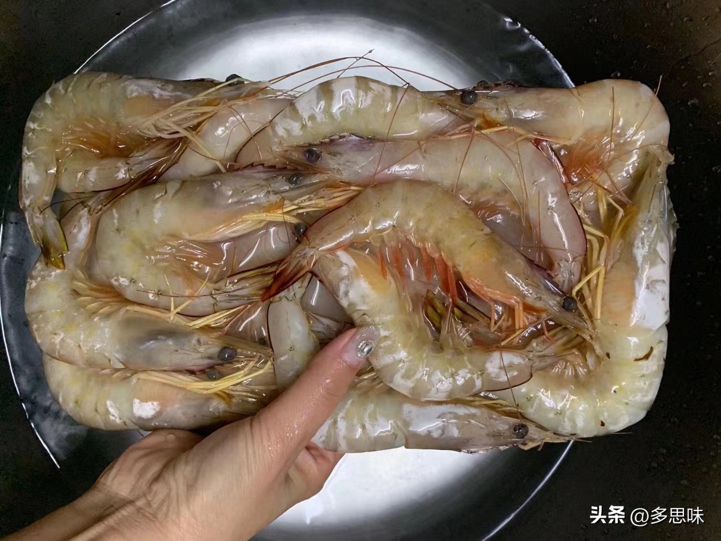 解冻大虾怎么煮最鲜最好吃,解冻大虾用凉水缓还是自然缓