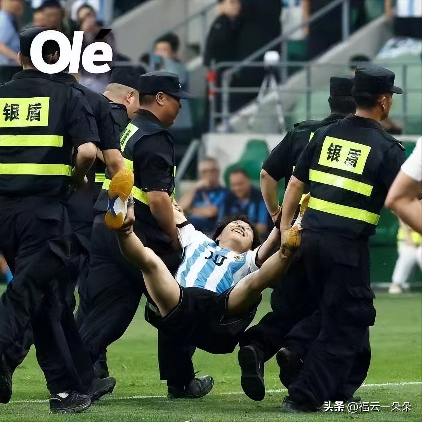 球迷冲进球场拥抱梅西道歉被判刑,闯赛场抱梅西的男生